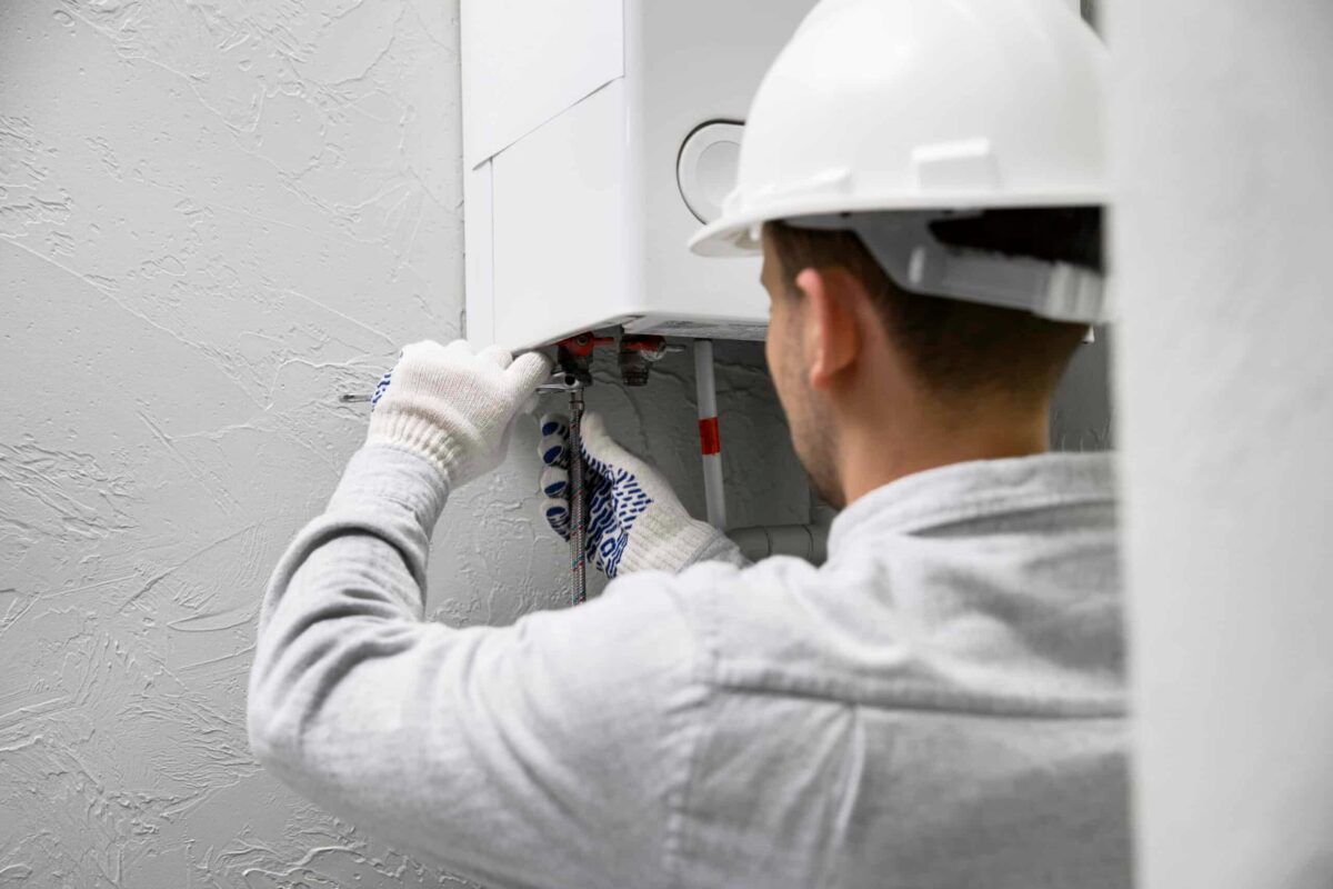 Arrêtez les fuites : comment réparer un chauffe-eau qui goutte en quelques étapes simples