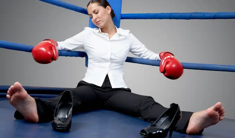 Une femme fatiguée dans un ring